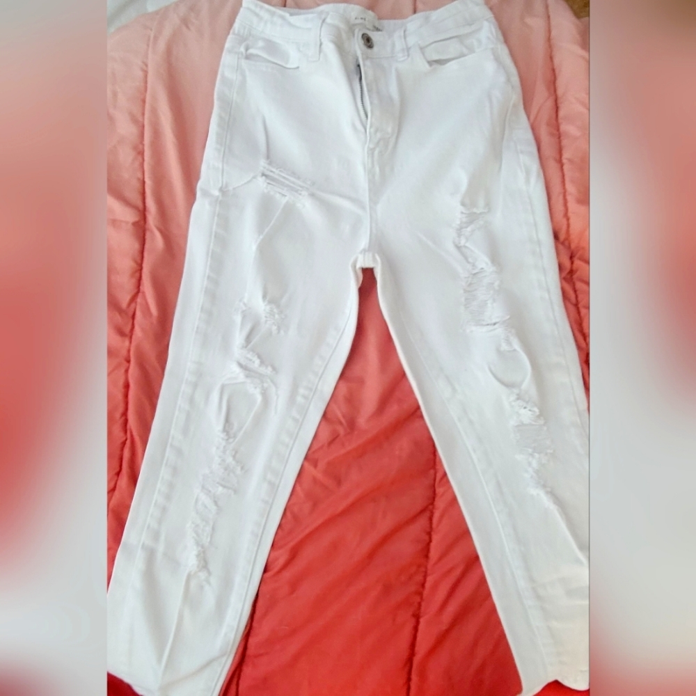 Almost famous size 7 white skinny jeans with holes